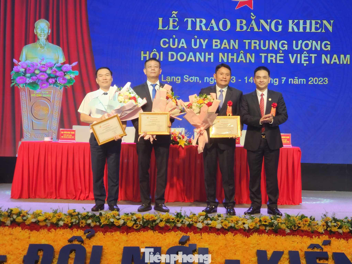 Ba cá nhân được nhận Kỷ niệm chương Vì sự nghiệp phát triển Doanh nhân trẻ Việt Nam. Ba cá nhân được nhận Kỷ niệm chương Vì sự nghiệp phát triển Doanh nhân trẻ Việt Nam.