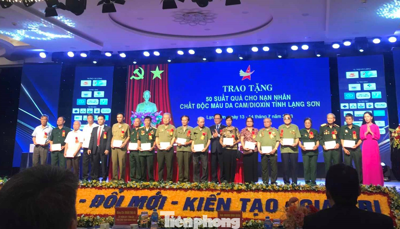 50 nạn nhân chất độc da cam dioxin tỉnh Lạng Sơn nhận quà của Ban tổ chức. 50 nạn nhân chất độc da cam dioxin tỉnh Lạng Sơn nhận quà của Ban tổ chức.