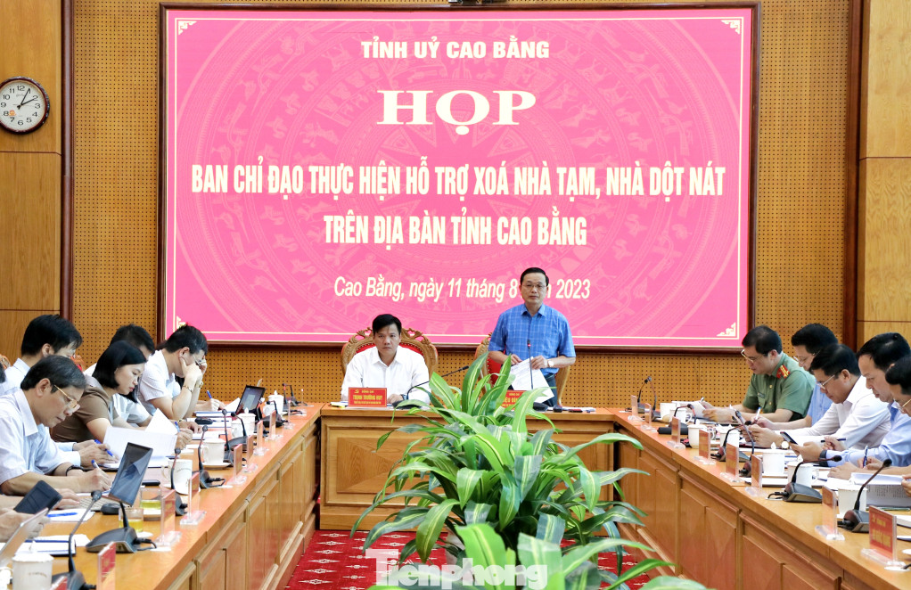 Ông Triệu Đình Lê (đứng), Phó Bí thư Thường trực tỉnh ủy, Chủ tịch HĐND tỉnh Cao Bằng nhấn mạnh, các cấp, các ngành nỗ lực hơn nữa để xóa nghèo. Ảnh: D.H Ông Triệu Đình Lê (đứng), Phó Bí thư Thường trực tỉnh ủy, Chủ tịch HĐND tỉnh Cao Bằng nhấn mạnh, các cấp, các ngành nỗ lực hơn nữa để xóa nghèo. Ảnh: D.H