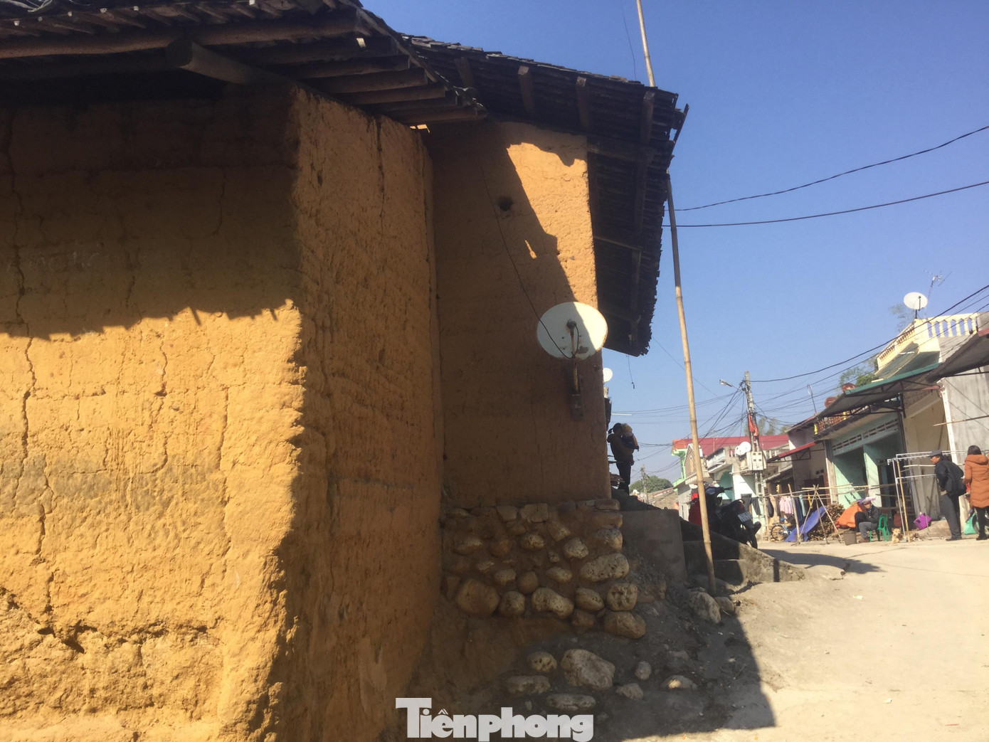 Trình tường được làm bằng đất sét mịn, dầy, có sự khác biệt với các công trình xây dựng hiện đại -Ảnh: Duy Chiến