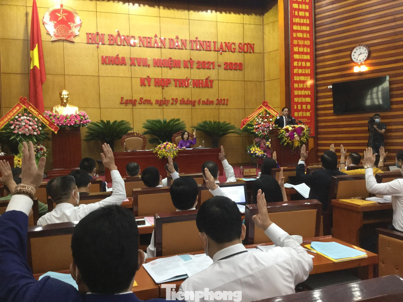 Các đại biểu HĐND tỉnh Lạng Sơn thông qua một số Nghị quyết tại Kỳ họp thứ Nhất HĐND tỉnh khóa XVII .Ảnh: Duy Chiến Các đại biểu HĐND tỉnh Lạng Sơn thông qua một số Nghị quyết tại Kỳ họp thứ Nhất HĐND tỉnh khóa XVII .Ảnh: Duy Chiến