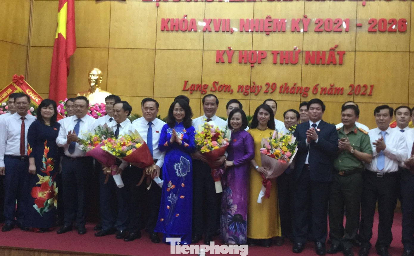 Bộ máy chính quyền tỉnh Lạng Sơn ra mắt HĐND tỉnh. Chủ tịch UBND và 3 Phó chủ tịch UBND tỉnh Lạng Sơn khóa XVII nhận hoa chúc mừng của các vị đại biểu .Ảnh: Duy Chiến Bộ máy chính quyền tỉnh Lạng Sơn ra mắt HĐND tỉnh. Chủ tịch UBND và 3 Phó chủ tịch UBND tỉnh Lạng Sơn khóa XVII nhận hoa chúc mừng của các vị đại biểu .Ảnh: Duy Chiến