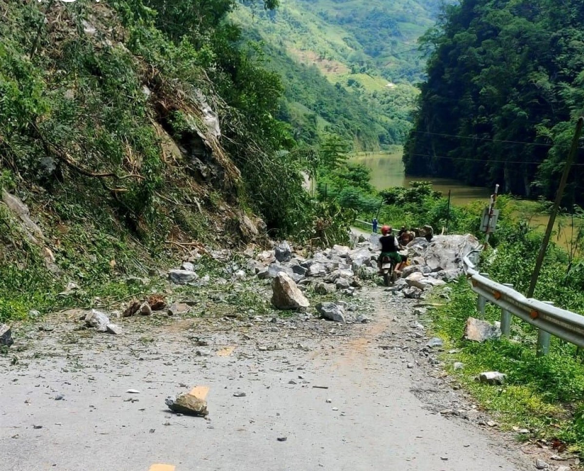 Đất, đá phủ kín đường quốc lộ. Ảnh: CL Đất, đá phủ kín đường quốc lộ. Ảnh: CL