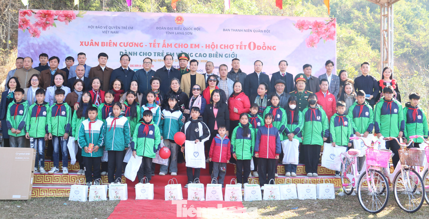 Rất nhiều phần quà có ý nghĩa dành cho các em thiếu nhi biên giới Lạng Sơn. Rất nhiều phần quà có ý nghĩa dành cho các em thiếu nhi biên giới Lạng Sơn.