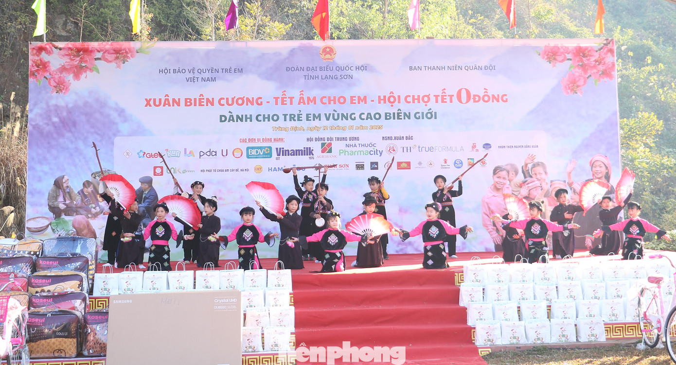 Giao lưu văn hóa văn nghệ đậm đà bản sắc dân tộc. Giao lưu văn hóa văn nghệ đậm đà bản sắc dân tộc.