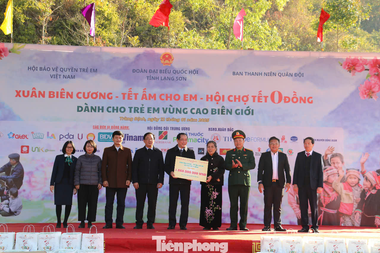 Các tổ chức, cá nhân đồng hành trao biển hỗ trợ tổ chức chương trình. Các tổ chức, cá nhân đồng hành trao biển hỗ trợ tổ chức chương trình.