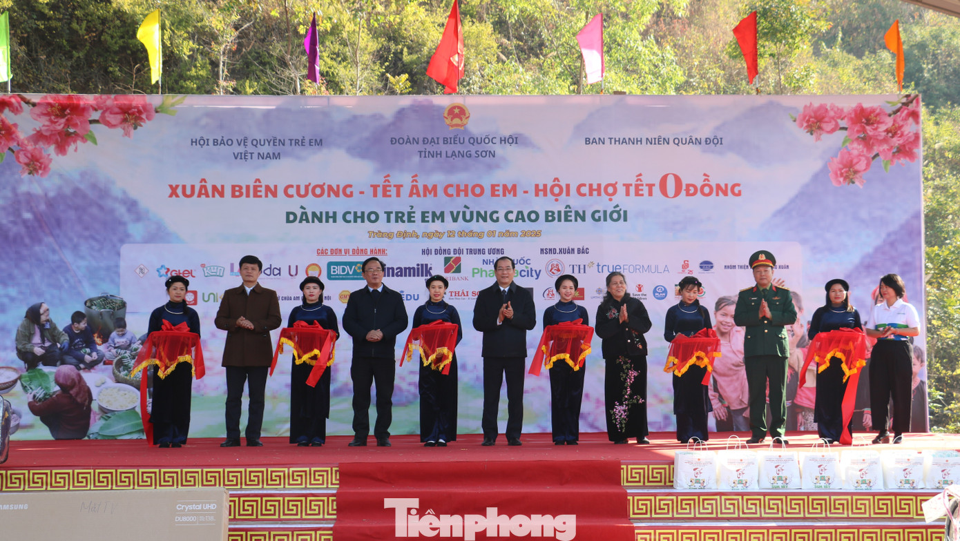 Nghi lễ cắt băng khai mạc "Phiên chợ 0 đồng". Nghi lễ cắt băng khai mạc "Phiên chợ 0 đồng".