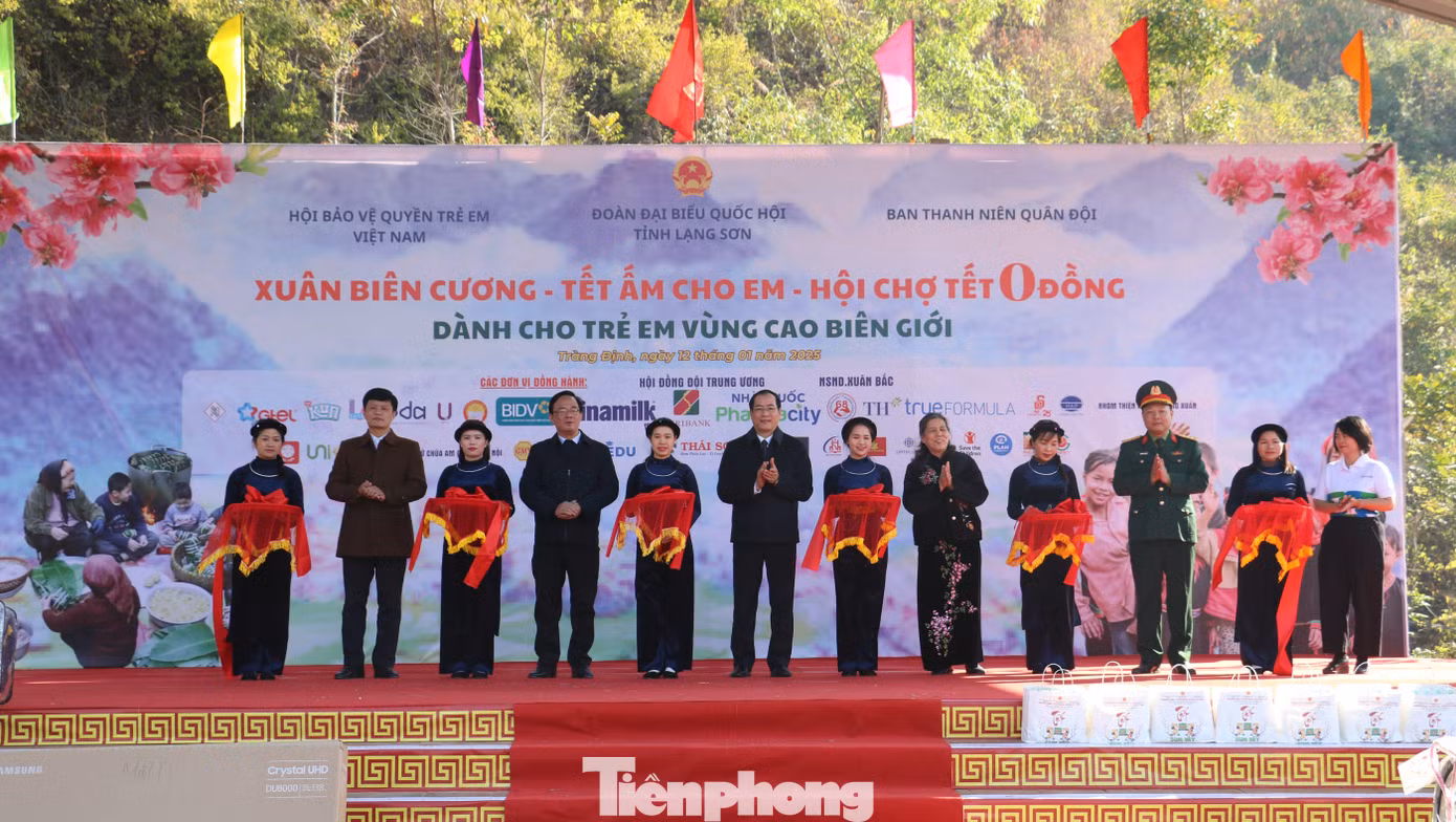 Nghi lễ cắt băng khai mạc "Phiên chợ 0 đồng".