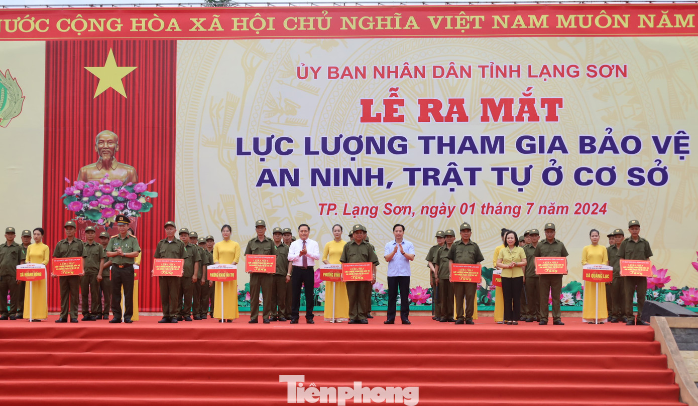 Lãnh đạo tỉnh Lạng Sơn và Ban chỉ đạo 138 địa phương tặng quà động viên. Ảnh: Duy Chiến