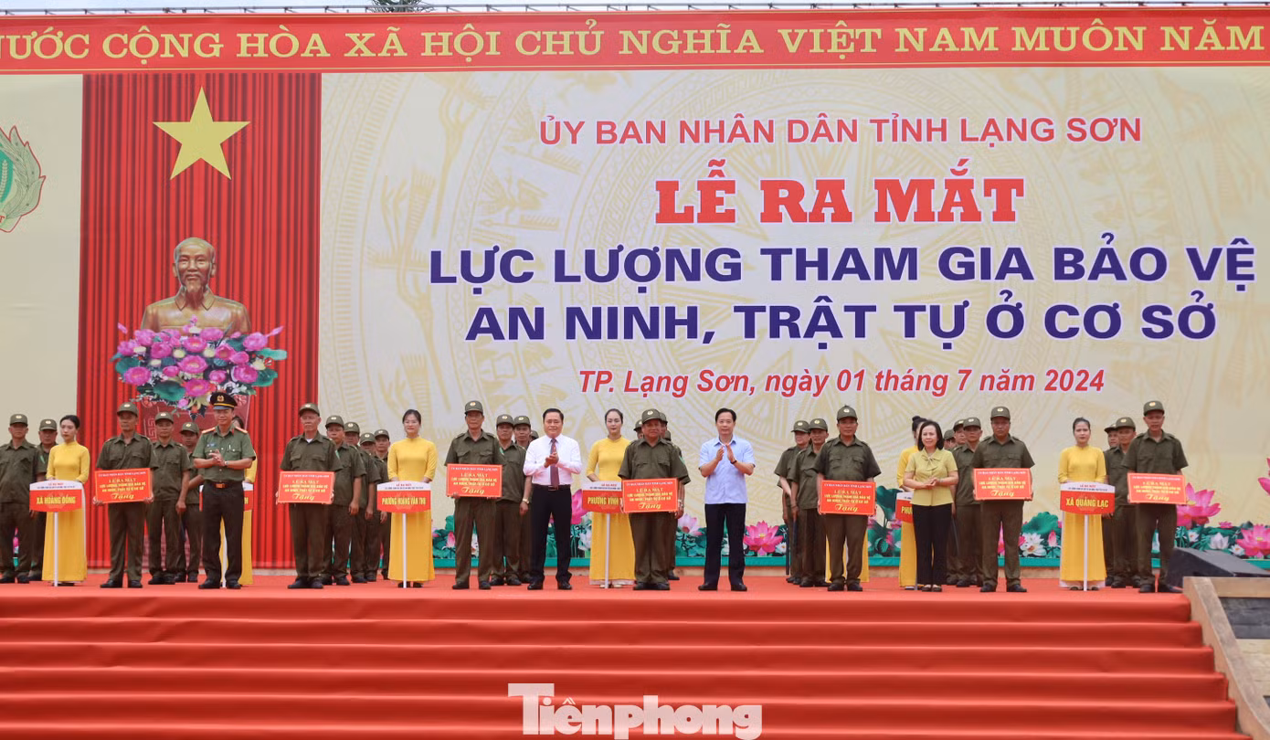 Lãnh đạo tỉnh Lạng Sơn và Ban chỉ đạo 138 địa phương tặng quà động viên. Ảnh: Duy Chiến