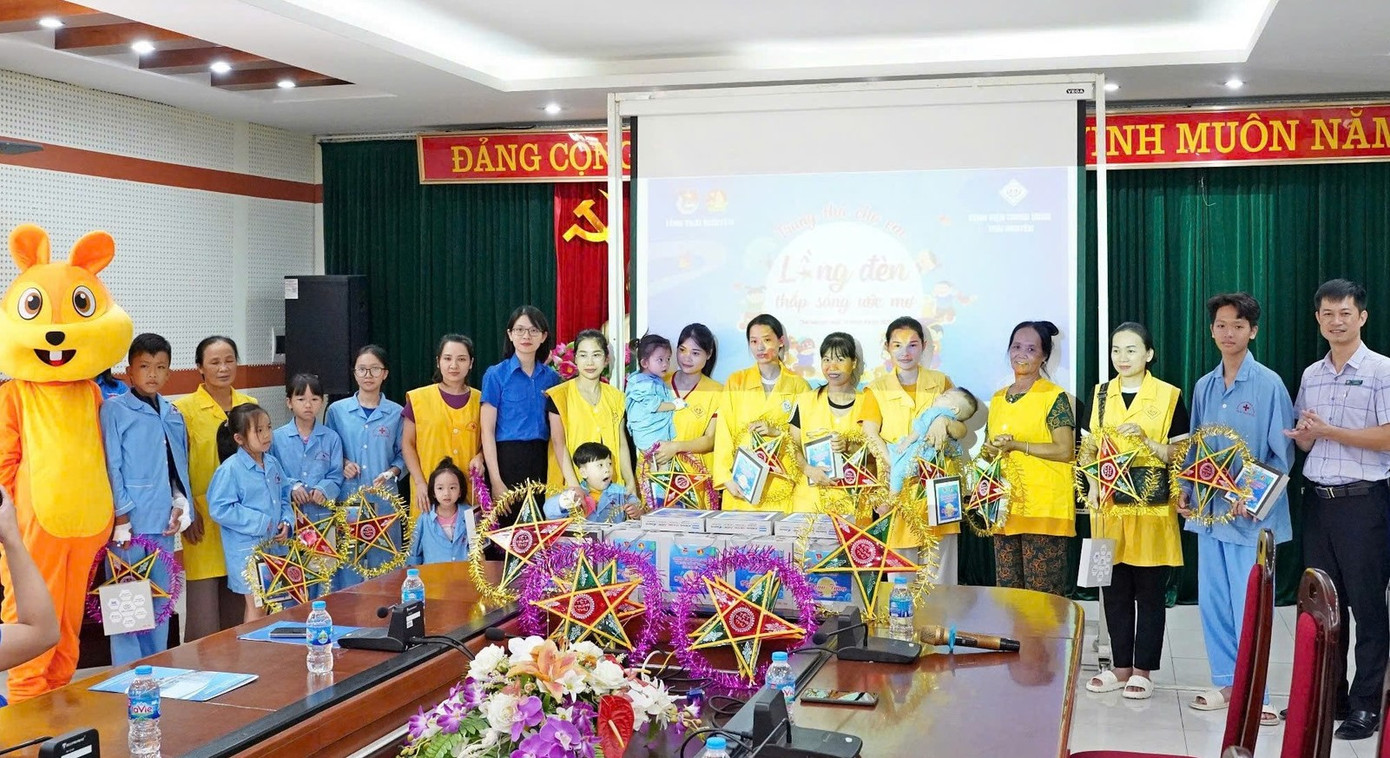 Sôi nổi chương trình "Lồng đèn sáng ước mơ" cho các bệnh nhân nhí tại Bệnh viện Trung ương Thái Nguyên.