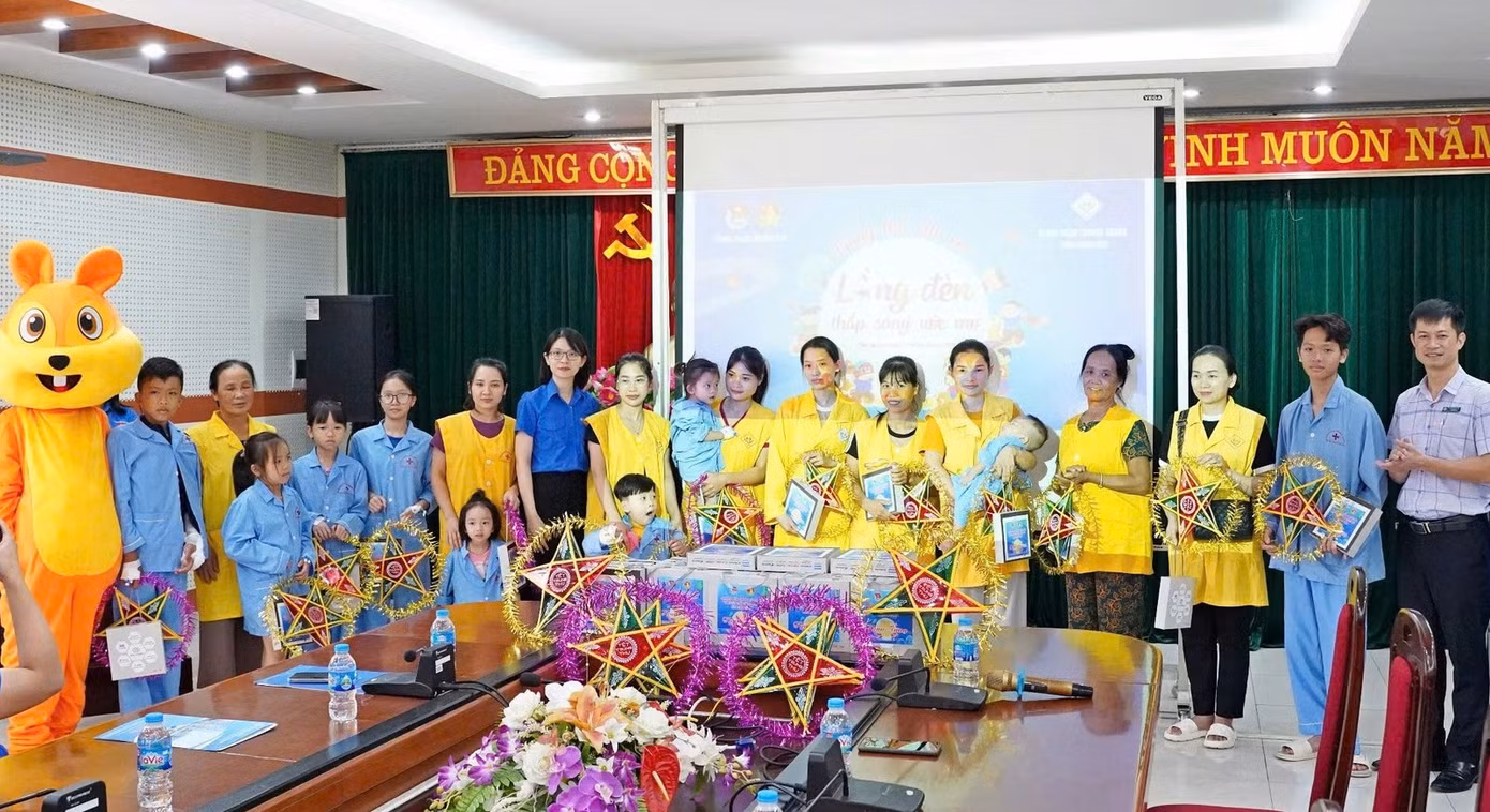 Sôi nổi chương trình "Lồng đèn sáng ước mơ" cho các bệnh nhân nhí tại Bệnh viện Trung ương Thái Nguyên. Sôi nổi chương trình "Lồng đèn sáng ước mơ" cho các bệnh nhân nhí tại Bệnh viện Trung ương Thái Nguyên.