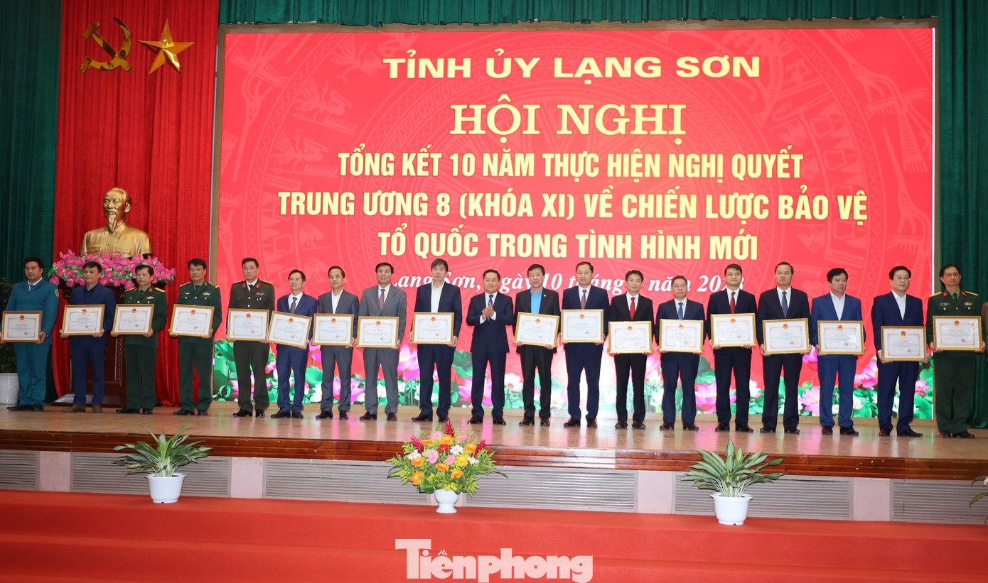 Nhiều tập thể, cá nhân được nhận Bằng khen của Chủ tịch UBND tỉnh Lạng Sơn. Ảnh: Duy Chiến