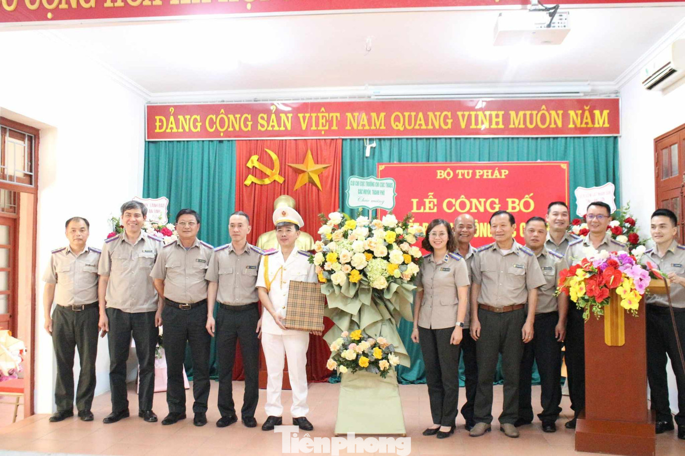 Tập thể cán bộ Cục Thi hành án dân sự Lạng Sơn tặng hoa chúc mừng tân cục trưởng. Tập thể cán bộ Cục Thi hành án dân sự Lạng Sơn tặng hoa chúc mừng tân cục trưởng.