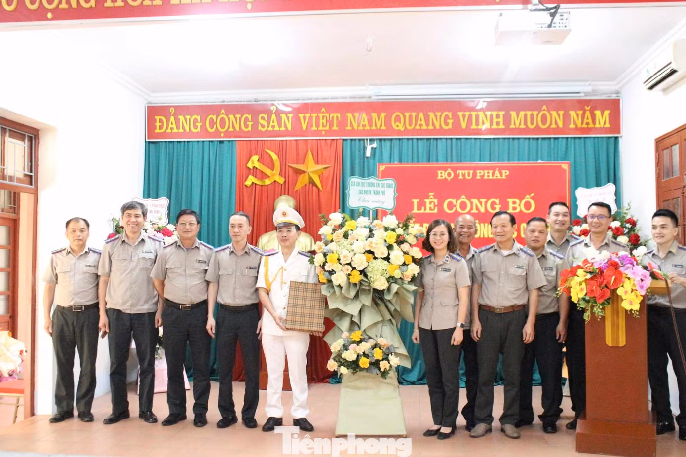 Tập thể cán bộ Cục Thi hành án dân sự Lạng Sơn tặng hoa chúc mừng tân cục trưởng.