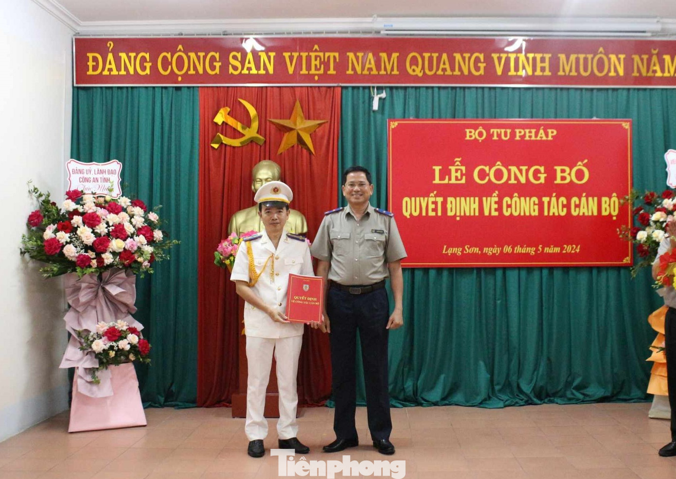 Ông Nguyễn Hữu Tài (bìa trái) nhận Quyết định của lãnh đạo Tổng cục THADS Bộ Tư pháp. Ông Nguyễn Hữu Tài (bìa trái) nhận Quyết định của lãnh đạo Tổng cục THADS Bộ Tư pháp.