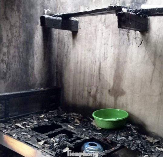 Sét làm cháy ngôi nhà trên đỉnh núi Công Sơn. Sét làm cháy ngôi nhà trên đỉnh núi Công Sơn.