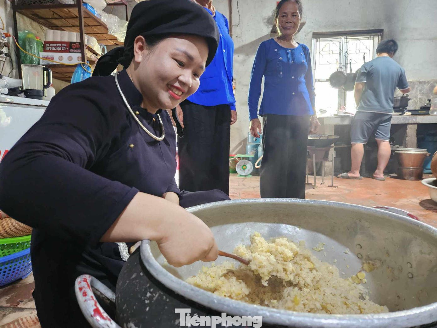 Các thành viên Hợp tác xã An Sơn ở xã Quảng Lạc đang chế biến xôi hạt dẻ phục vụ du khách xa gần. Ảnh: Duy Chiến Các thành viên Hợp tác xã An Sơn ở xã Quảng Lạc đang chế biến xôi hạt dẻ phục vụ du khách xa gần. Ảnh: Duy Chiến