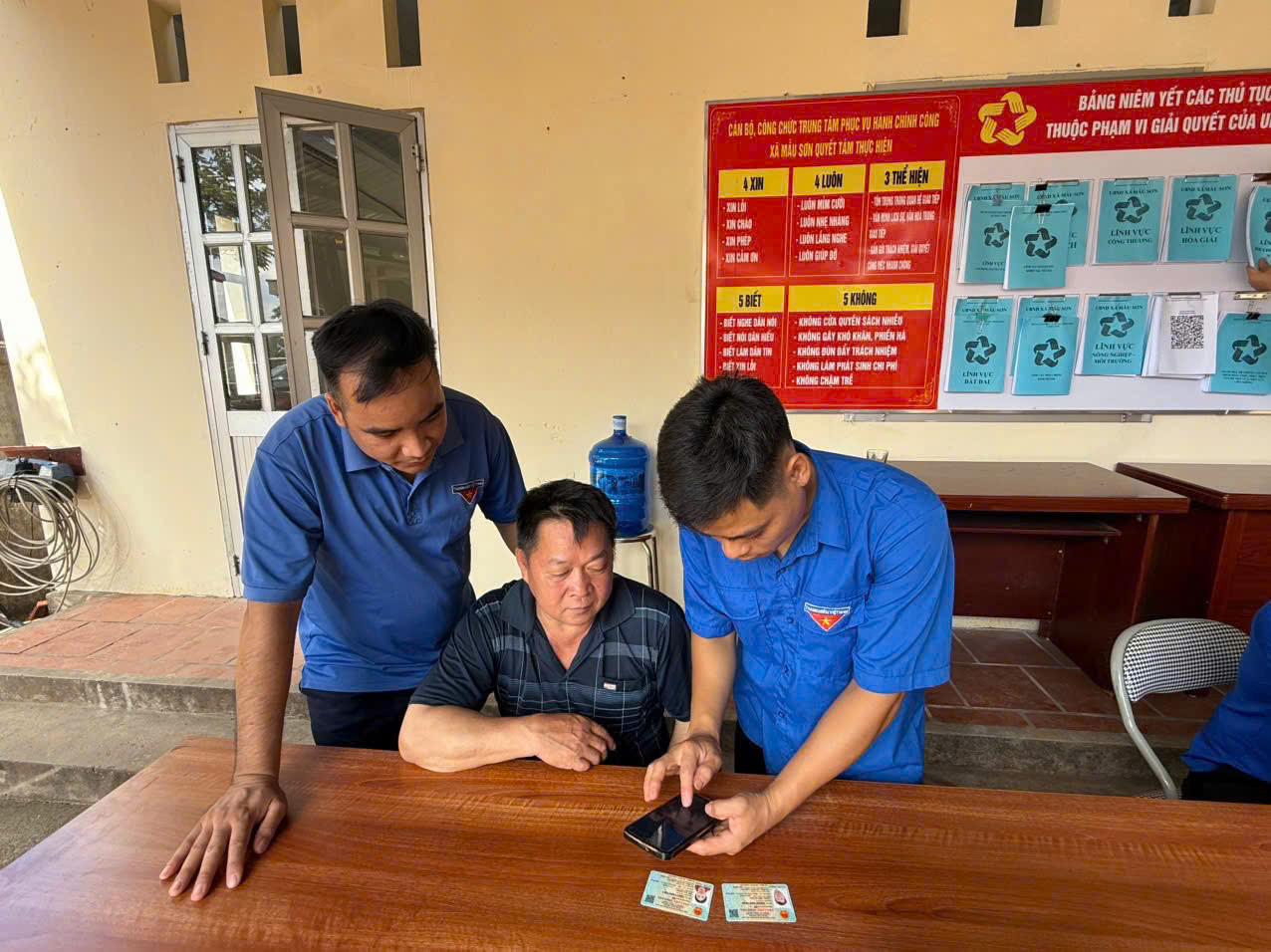 Lực lượng đoàn viên thanh niên Mẫu Sơn hướng dẫn, giúp người dân ứng dụng công nghệ thông tin, giải quyết những thủ tục hành chính. Ảnh: Duy Chiến