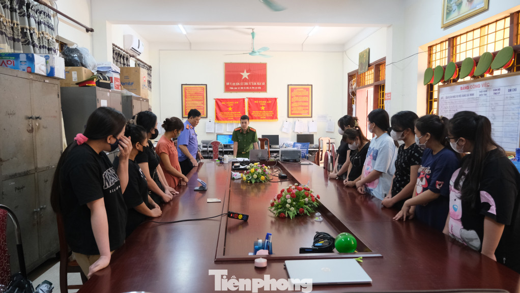 Các đối tượng trong đường dây lừa đảo tại cơ quan công an. Ảnh: G.H Các đối tượng trong đường dây lừa đảo tại cơ quan công an. Ảnh: G.H