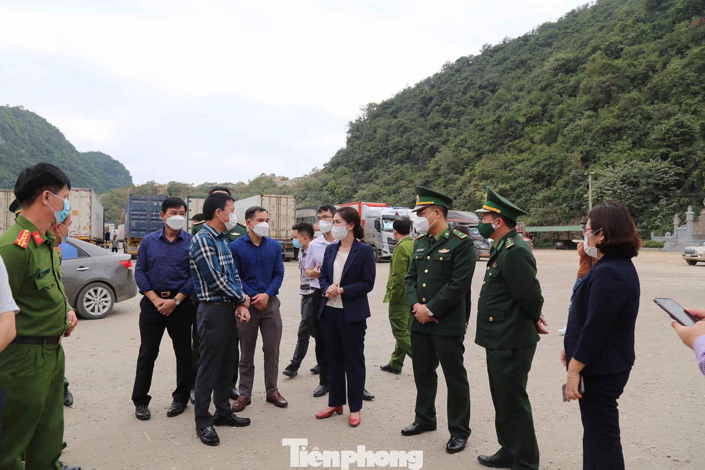 Lãnh đạo UBND tỉnh, các ban, ngành chức năng Lạng Sơn luôn bám sát tình hình thực tế tại cửa khẩu để chỉ đạo ứng phó với việc ùn ứ hàng hóa qua cửa khẩu -Ảnh: Duy Chiến Lãnh đạo UBND tỉnh, các ban, ngành chức năng Lạng Sơn luôn bám sát tình hình thực tế tại cửa khẩu để chỉ đạo ứng phó với việc ùn ứ hàng hóa qua cửa khẩu -Ảnh: Duy Chiến