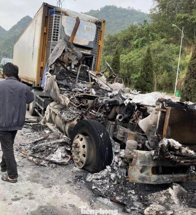 Sáng 17/12, các đơn vị chức năng tỉnh Lạng Sơn thu thập thông tin, điều tra, xác minh sự việc cháy xe ô tô ở khu vực cửa khẩu Quốc tế Hữu Nghị -Ảnh: Duy Chiến Sáng 17/12, các đơn vị chức năng tỉnh Lạng Sơn thu thập thông tin, điều tra, xác minh sự việc cháy xe ô tô ở khu vực cửa khẩu Quốc tế Hữu Nghị -Ảnh: Duy Chiến