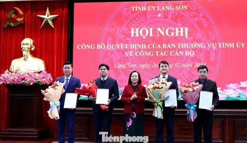 Lãnh đạo Tỉnh ủy Lạng Sơn trao quyết định, tặng hoa chúc mừng các đồng chí được điều động, bổ nhiệm.