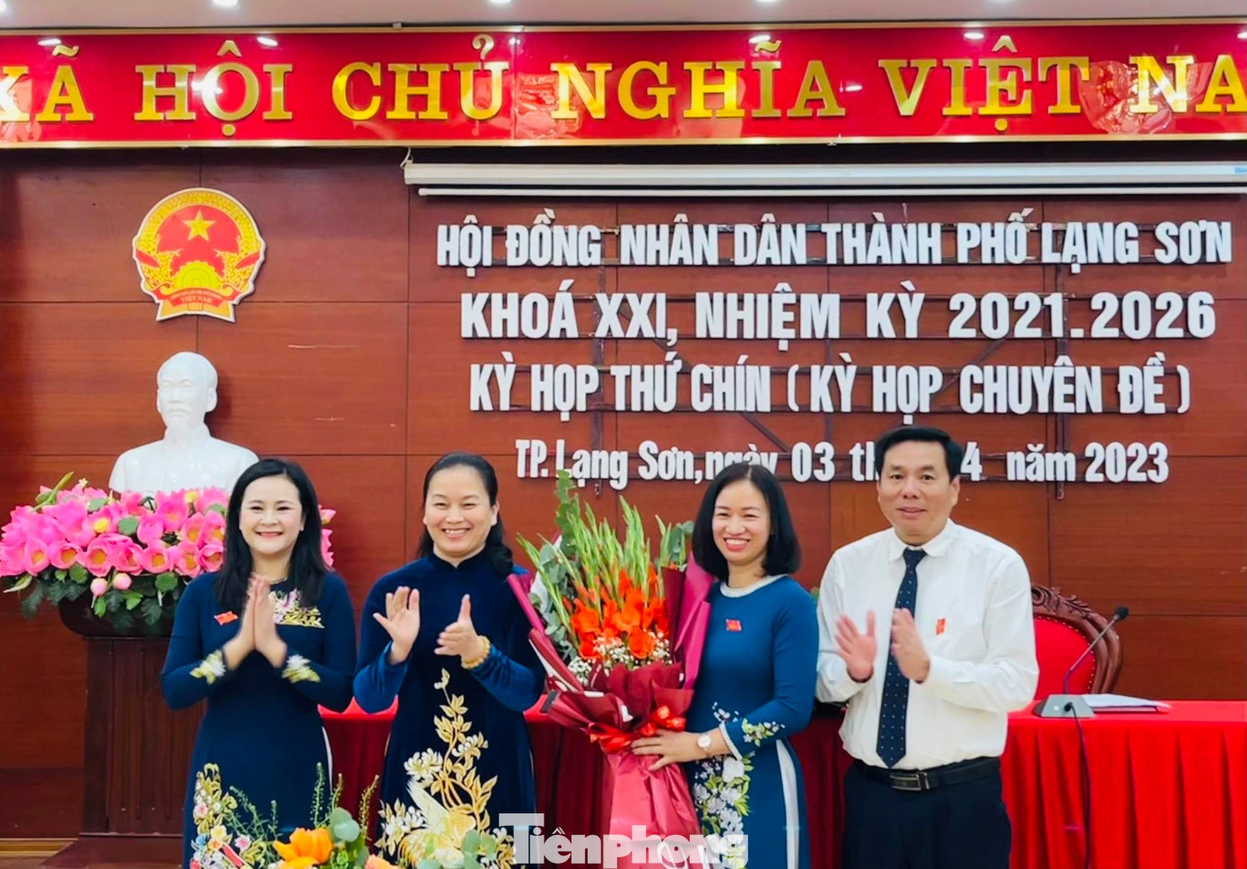 Lãnh đạo thành phố Lạng Sơn tặng hoa chúc mừng bà Nông Bích Diệp (giữa). Ảnh: Duy Chiến Lãnh đạo thành phố Lạng Sơn tặng hoa chúc mừng bà Nông Bích Diệp (giữa). Ảnh: Duy Chiến