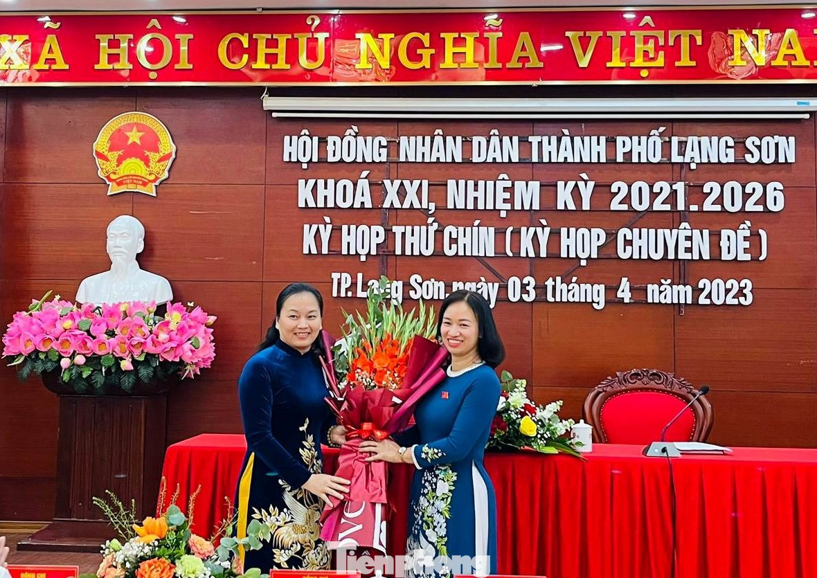 Bí thư Thành ủy Lạng Sơn Đoàn Thị Loan (bìa trái) tặng hoa chúc mừng tân Chủ tịch HĐND thành phố Lạng Sơn Nông Bích Diệp (bìa phải). Ảnh: Duy Chiến Bí thư Thành ủy Lạng Sơn Đoàn Thị Loan (bìa trái) tặng hoa chúc mừng tân Chủ tịch HĐND thành phố Lạng Sơn Nông Bích Diệp (bìa phải). Ảnh: Duy Chiến