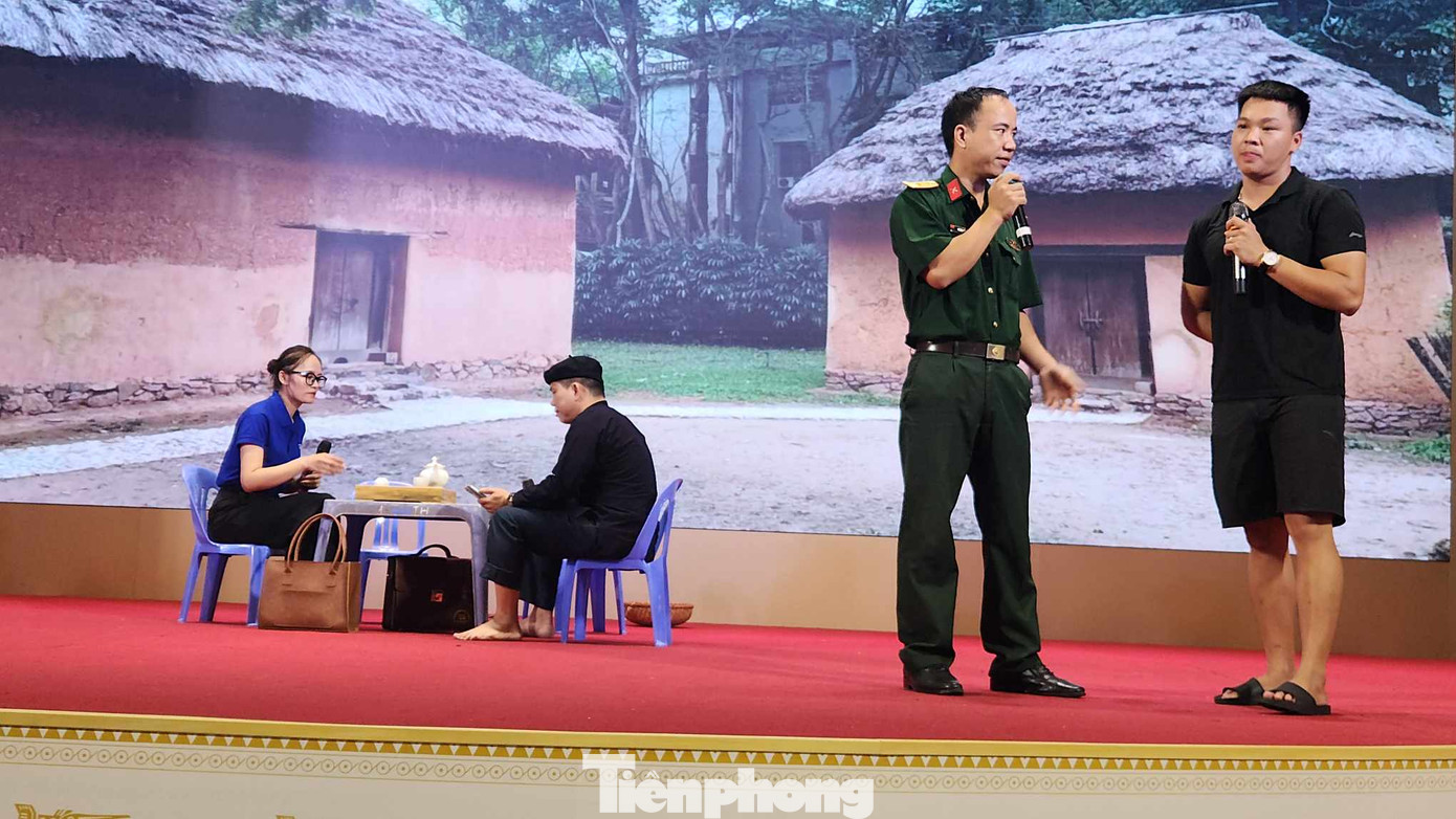 Các tiểu phẩm tuyên truyền thu hút sự chú ý của người xem. Ảnh: Duy Chiến Các tiểu phẩm tuyên truyền thu hút sự chú ý của người xem. Ảnh: Duy Chiến