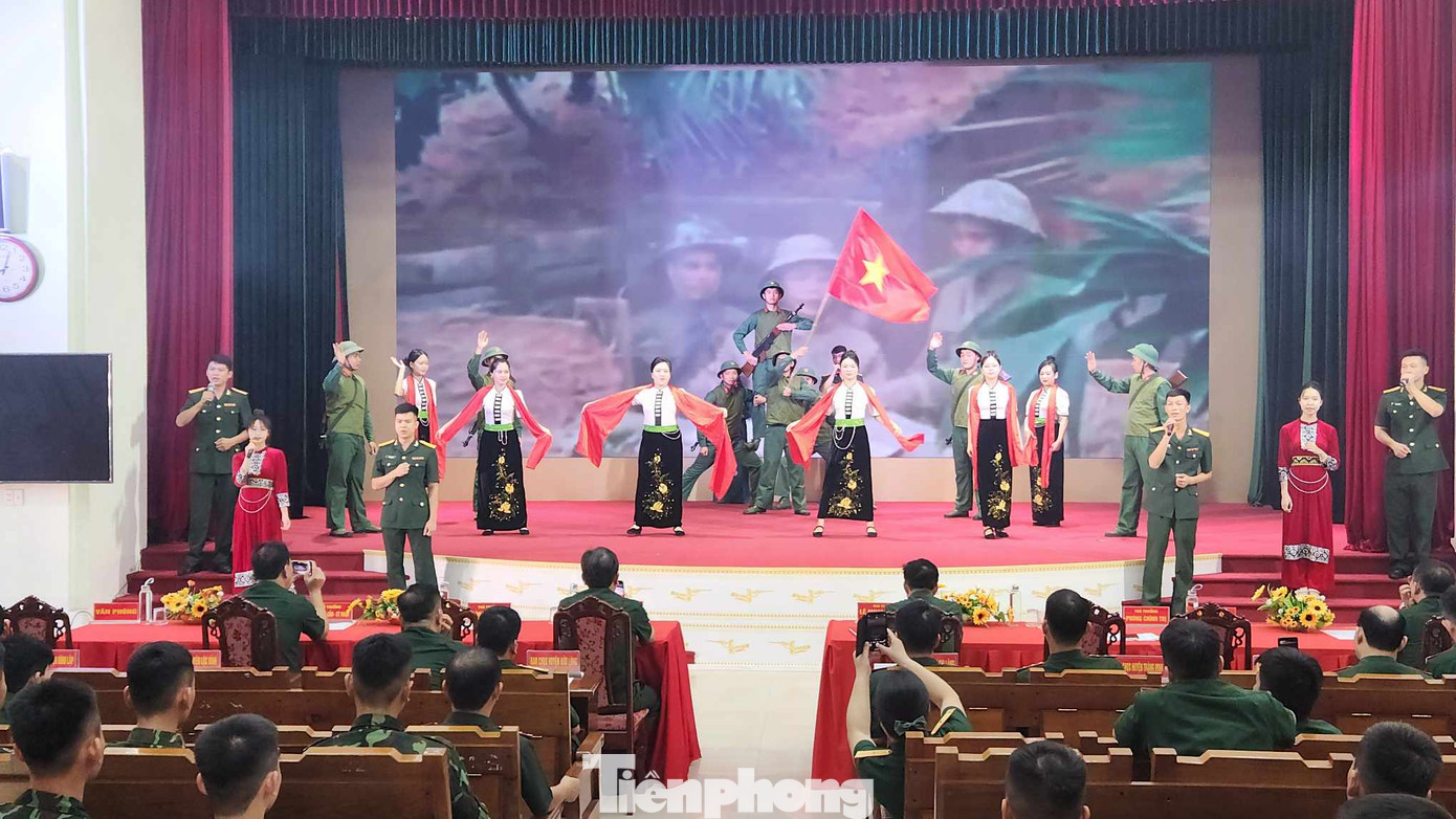 Các đội tham gia hội thi công phu khắc họa hình tượng anh bộ đội cụ Hồ trong giai đoạn mới. Ảnh: Duy Chiến Các đội tham gia hội thi công phu khắc họa hình tượng anh bộ đội cụ Hồ trong giai đoạn mới. Ảnh: Duy Chiến