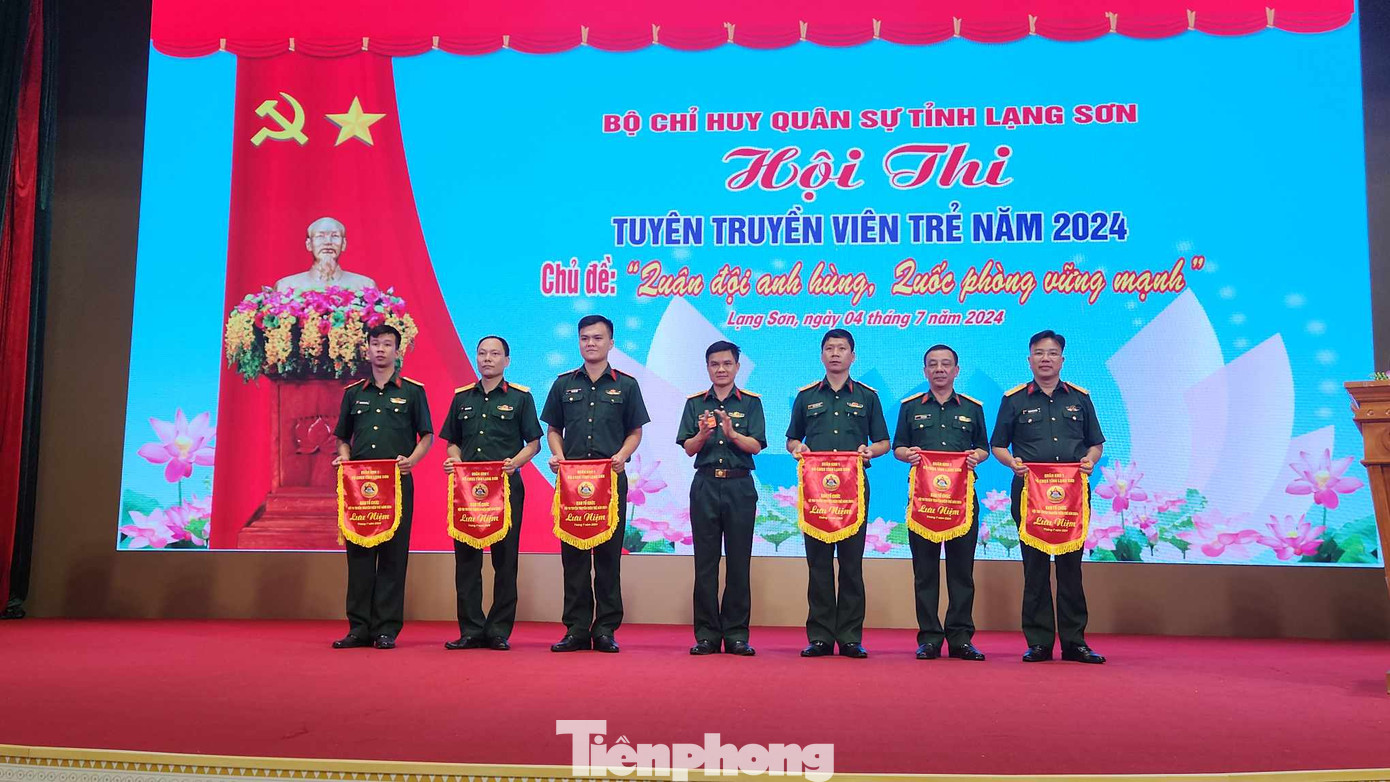 Trao cờ lưu niệm cho các đội tham gia hội thi. Ảnh: Duy Chiến Trao cờ lưu niệm cho các đội tham gia hội thi. Ảnh: Duy Chiến