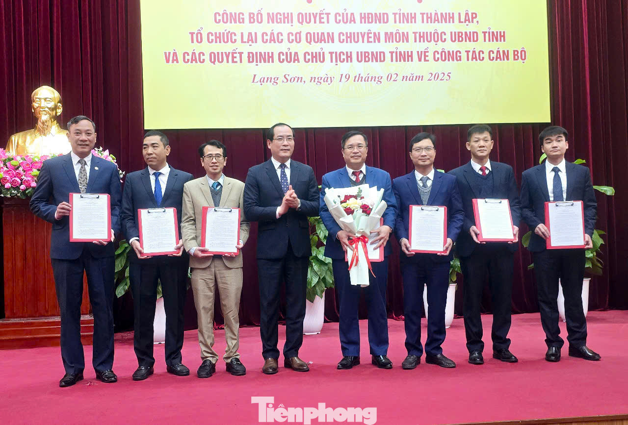 Tân Giám đốc và Phó GĐ Sở Xây dựng nhận Quyết định. (Ảnh: Duy Chiến) Tân Giám đốc và Phó GĐ Sở Xây dựng nhận Quyết định. (Ảnh: Duy Chiến)