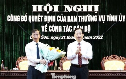 Ông Trần Hồng Nghĩa (bìa trái) nhận Quyết định tiếp nhận, bổ nhiệm và hoa chúc mừng của lãnh đạo Tỉnh ủy Lạng Sơn. Ảnh: Duy Chiến