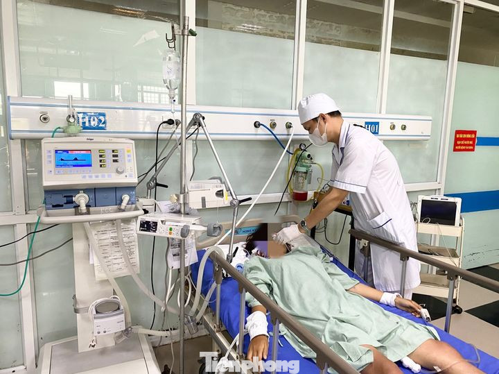 Bác sỹ tích cực cấp cứu, điều trị cho bệnh nhân bị ong đốt.