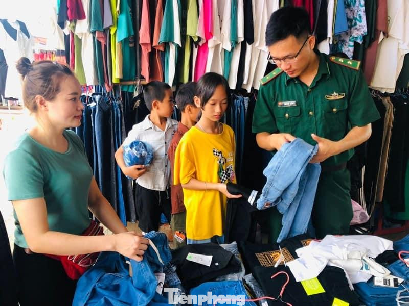 Cán bộ, chiến sĩ biên phòng Cao Bằng mua sắm quần áo, dụng cụ học tập cho các cháu học sinh hoàn cảnh khó khăn trước thềm năm học mới. Ảnh: PV Cán bộ, chiến sĩ biên phòng Cao Bằng mua sắm quần áo, dụng cụ học tập cho các cháu học sinh hoàn cảnh khó khăn trước thềm năm học mới. Ảnh: PV
