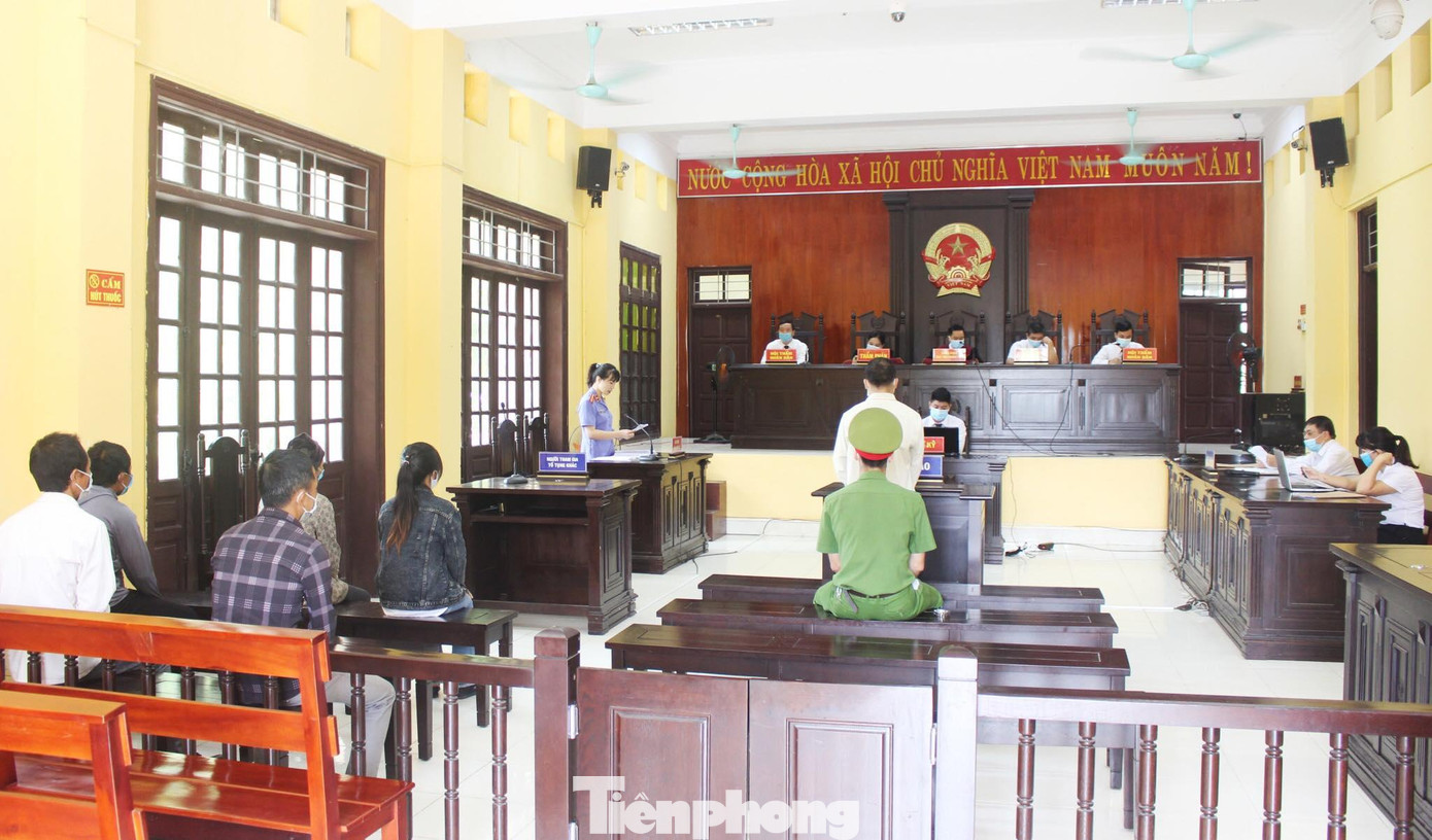 Phiên tòa xét xử vụ án đổ dầu đốt bố gây sự chú ý của dư luận .Ảnh: H.N Phiên tòa xét xử vụ án đổ dầu đốt bố gây sự chú ý của dư luận .Ảnh: H.N