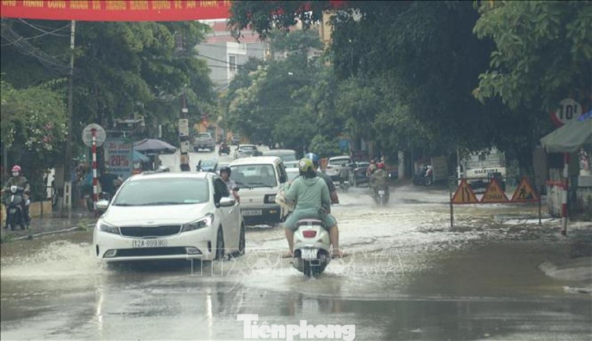 Khoảng 16h20 hôm nay, thành phố Lạng Sơn và một số huyện trên địa bàn tỉnh xuất hiện giông lốc kèm theo mưa lớn