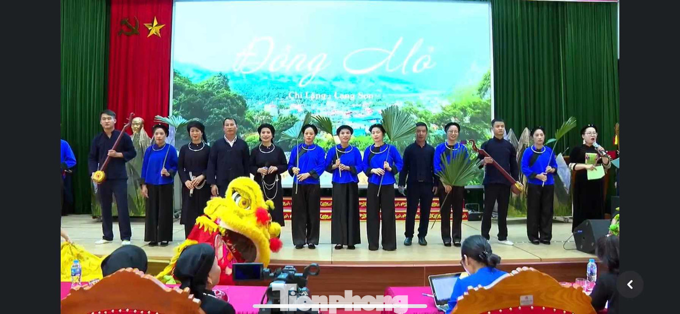 Biểu diễn, thi trang phục Tày, Nùng địa phương. Ảnh: Duy Chiến