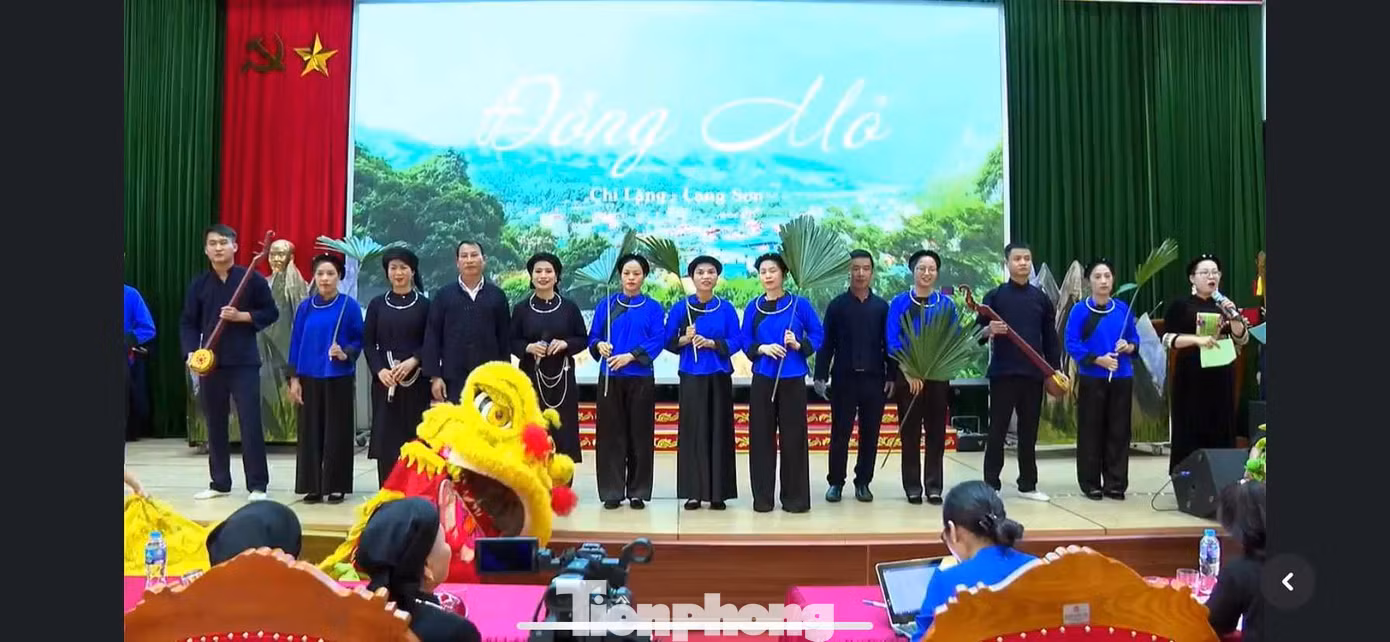 Biểu diễn, thi trang phục Tày, Nùng địa phương. Ảnh: Duy Chiến