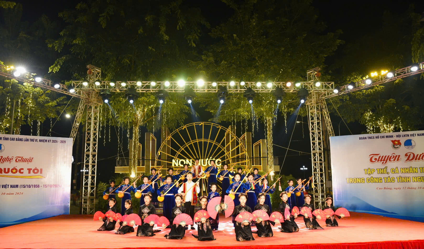 Nhiều tiết mục đậm đà bản sắc dân tộc.