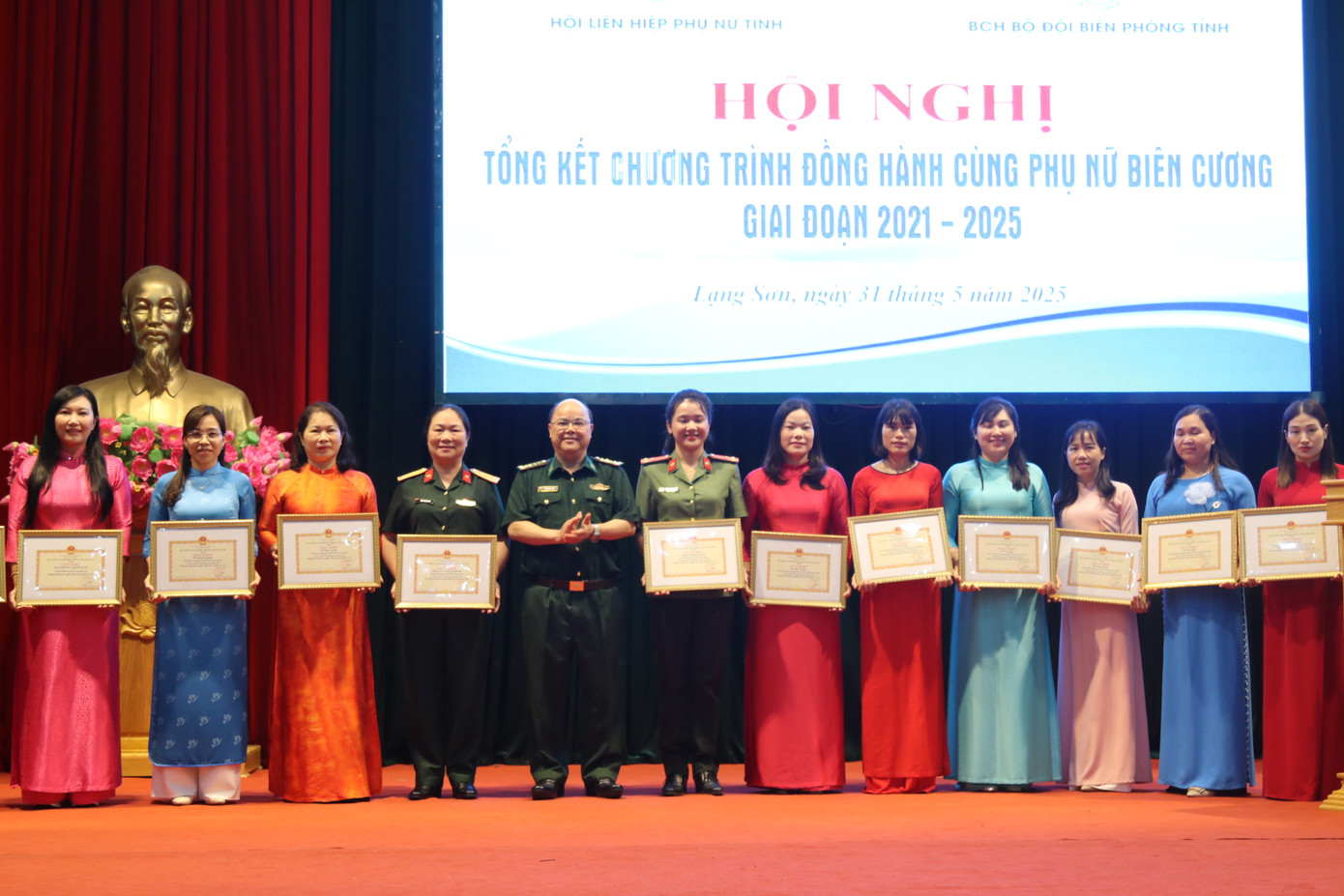 Nhiều tập thể, cá nhân có thành tích xuất sắc trong thực hiện Chương trình "Đồng hành cùng phụ nữ biên cương" giai đoạn 2021-2025 được tôn vinh, khen thưởng. Nhiều tập thể, cá nhân có thành tích xuất sắc trong thực hiện Chương trình "Đồng hành cùng phụ nữ biên cương" giai đoạn 2021-2025 được tôn vinh, khen thưởng.