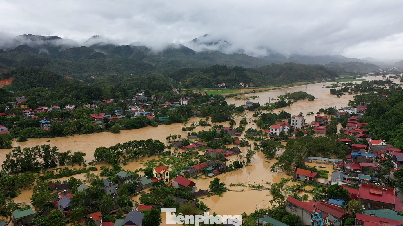 Quang cảnh các bản làng, thị trấn ở huyện Chi Lăng bị chìm trong lũ nước.