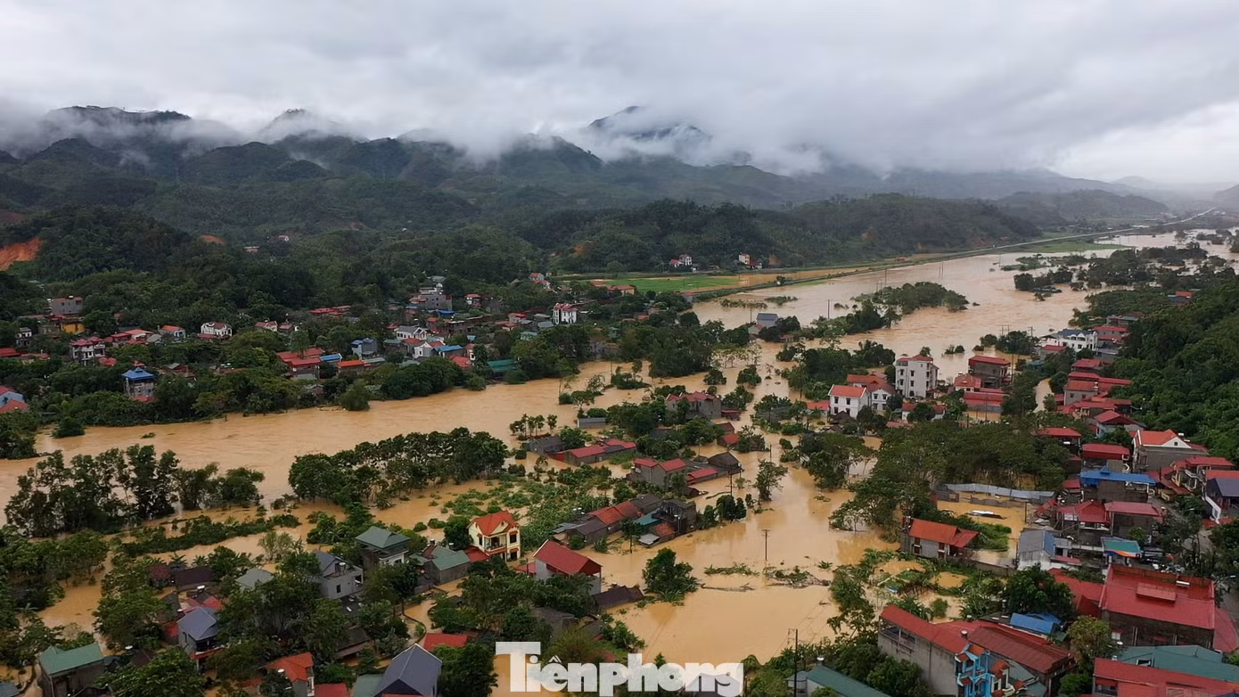 Quang cảnh các bản làng, thị trấn ở huyện Chi Lăng bị chìm trong lũ nước. Quang cảnh các bản làng, thị trấn ở huyện Chi Lăng bị chìm trong lũ nước.