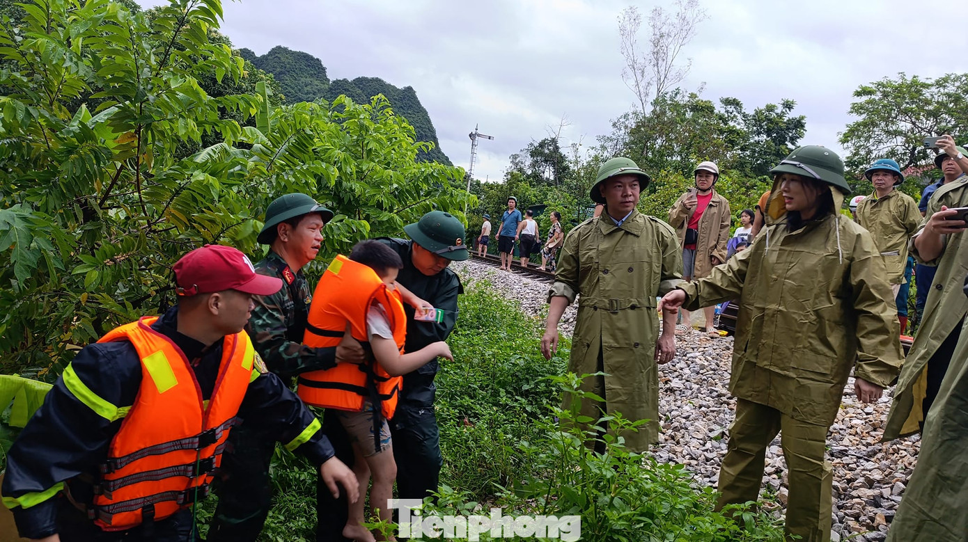 Đưa người dân đến nơi an toàn.