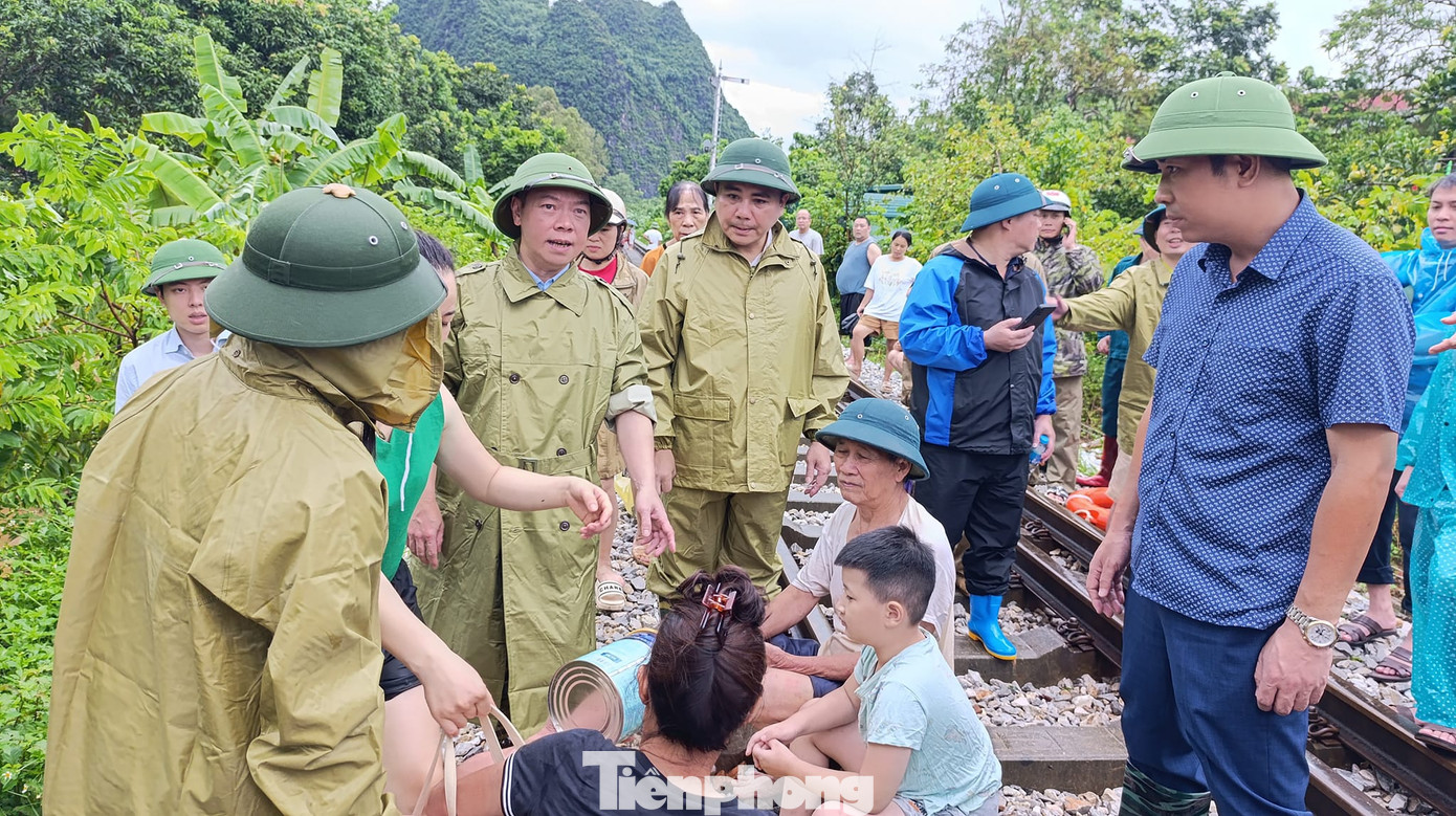 Lãnh đạo tỉnh Lạng Sơn, huyện Chi Lăng chỉ đạo các ban ngành chức năng giải cứu các hộ dân ở những nơi nguy hiểm.