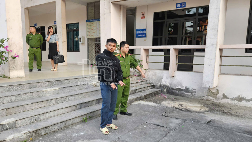 Đối tượng Ma Vũ Duy (giữa) tại cơ quan công an. Ảnh: Báo Thái Nguyên.