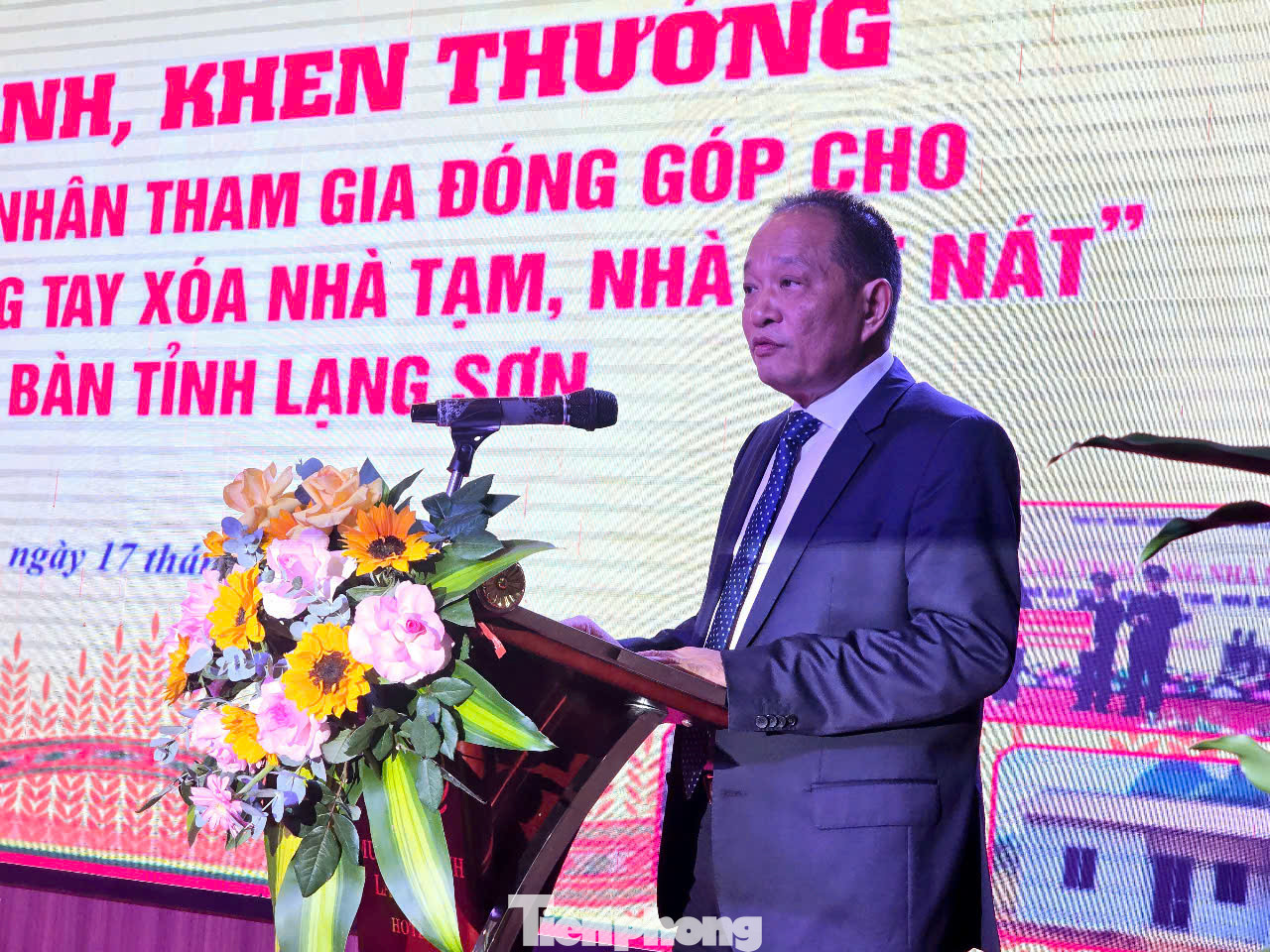 Ông Dương Đức Cường, Công ty Viglacera thay mặt các doanh nghiệp được tôn vinh cam kết sẽ đồng hành chung tay cùng tỉnh Lạng Sơn xóa nhà tạm, nhà dột nát. Ảnh: Duy Chiến. Ông Dương Đức Cường, Công ty Viglacera thay mặt các doanh nghiệp được tôn vinh cam kết sẽ đồng hành chung tay cùng tỉnh Lạng Sơn xóa nhà tạm, nhà dột nát. Ảnh: Duy Chiến.