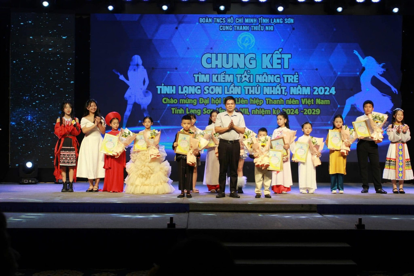 Hội đồng Đội tỉnh Lạng Sơn trao thưởng cho những tập thể, cá nhân xuất sắc.