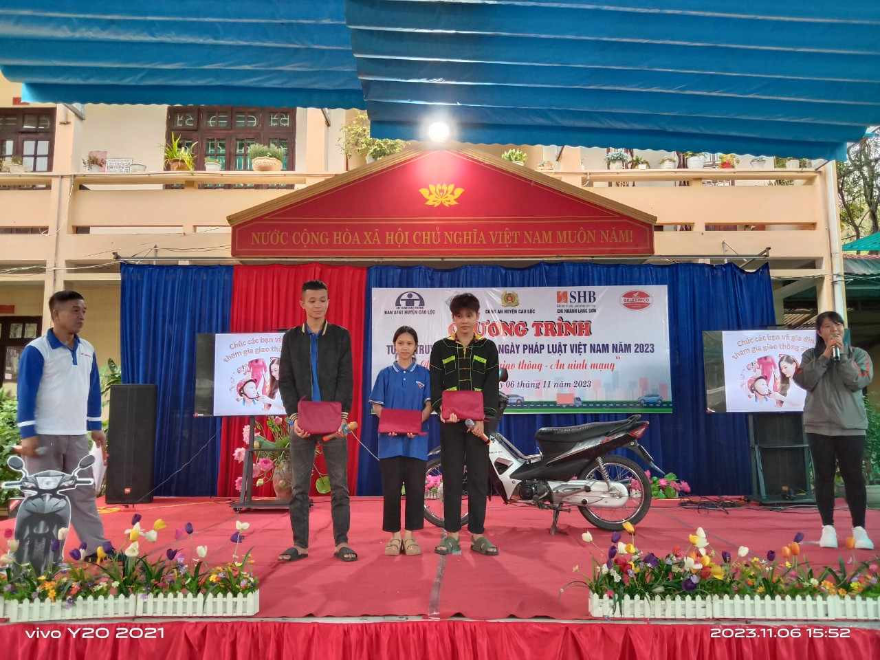 Tặng quà cho những học sinh có nhiều nỗ lực trong các phong trào thi đua Tặng quà cho những học sinh có nhiều nỗ lực trong các phong trào thi đua